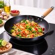 Tigaie wok 28cm Hausberg HB-H LUX 850 din fonta cu maner lemn